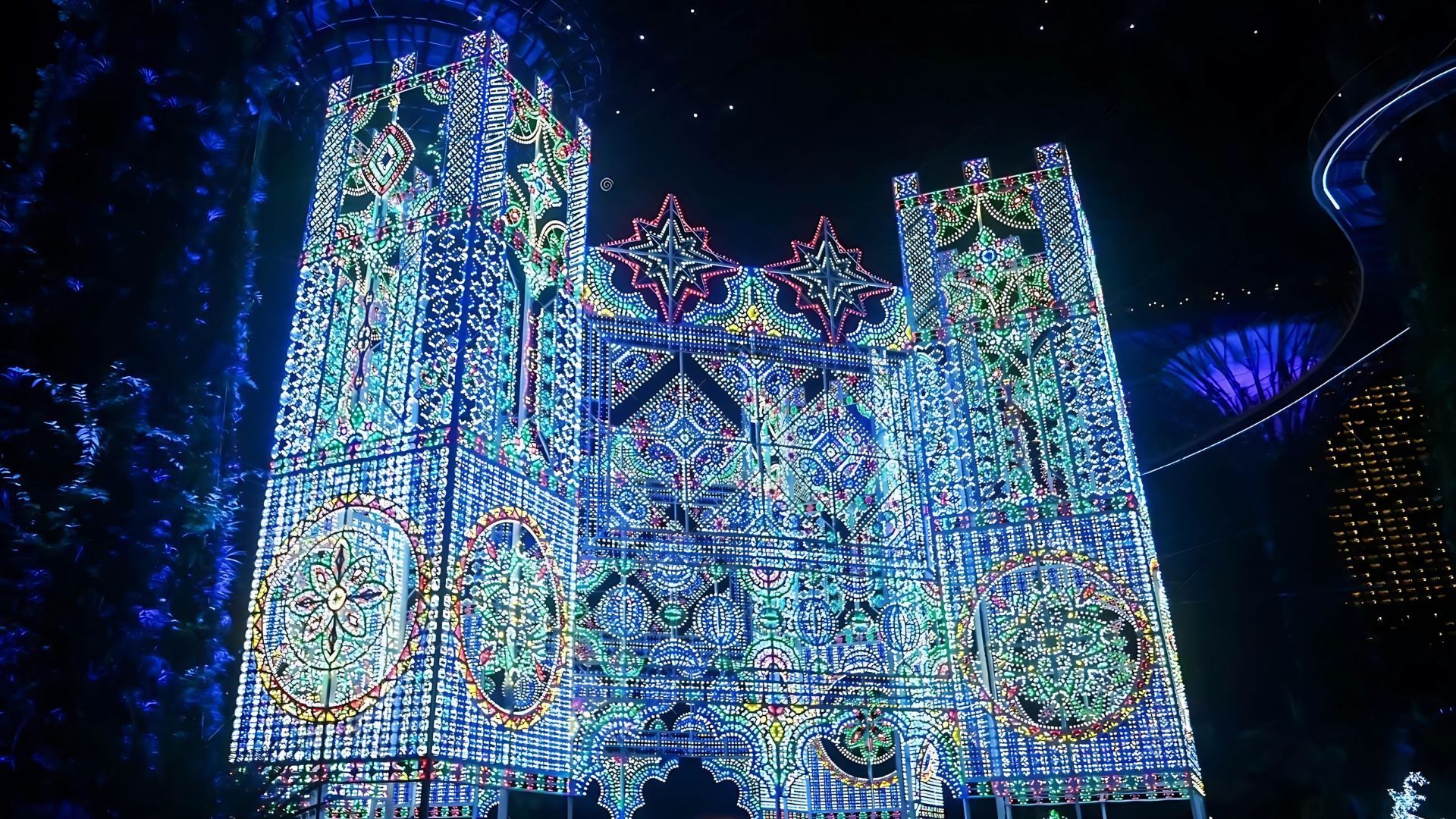 SINGAPORE'S FESTIVE SEASON: DASH INTO HOLIDAY CHEER